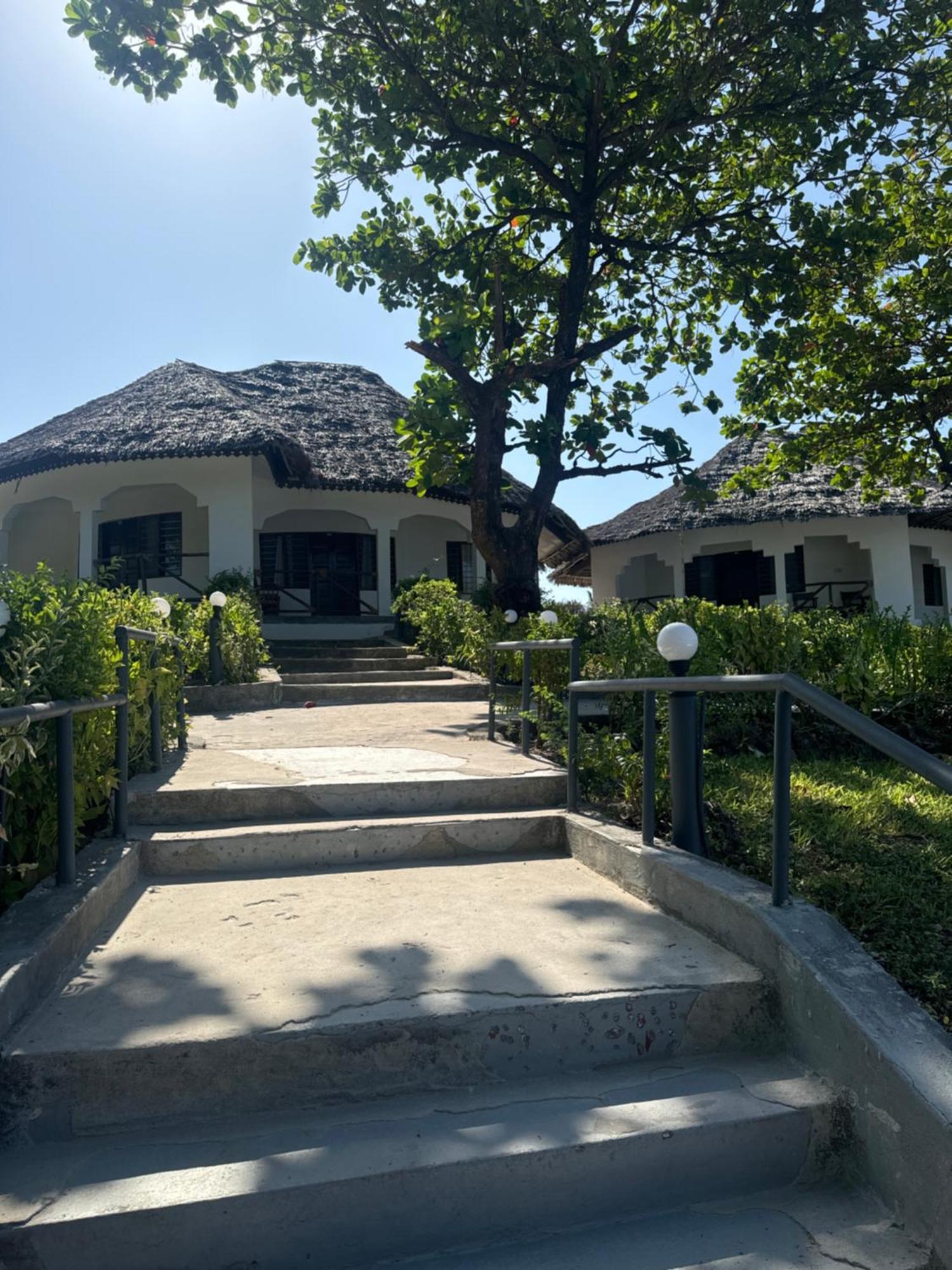 Zanzinite Semesteranläggning (resort)